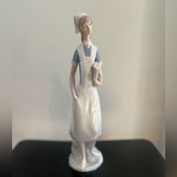Lladro Nurse figurine #4603 - Picture 1 of 6
